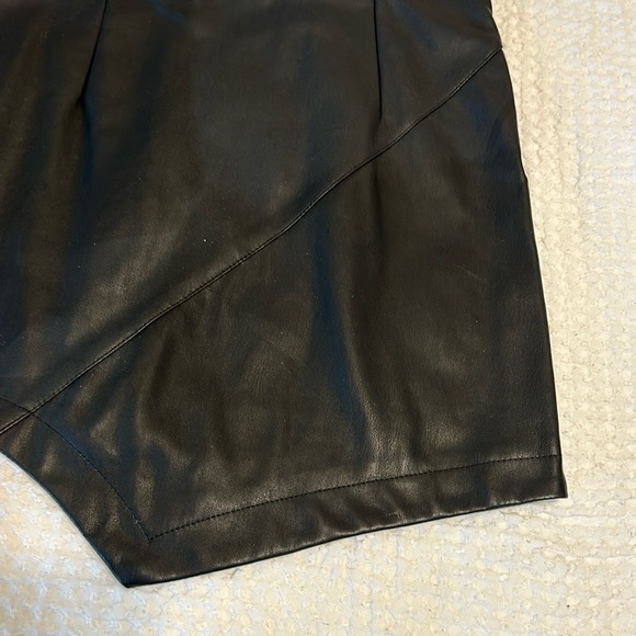FOREVER 21 FAUX LEATHER BLK ASYMMETRICAL SKIRT SZ MED - Picture 2 of 8